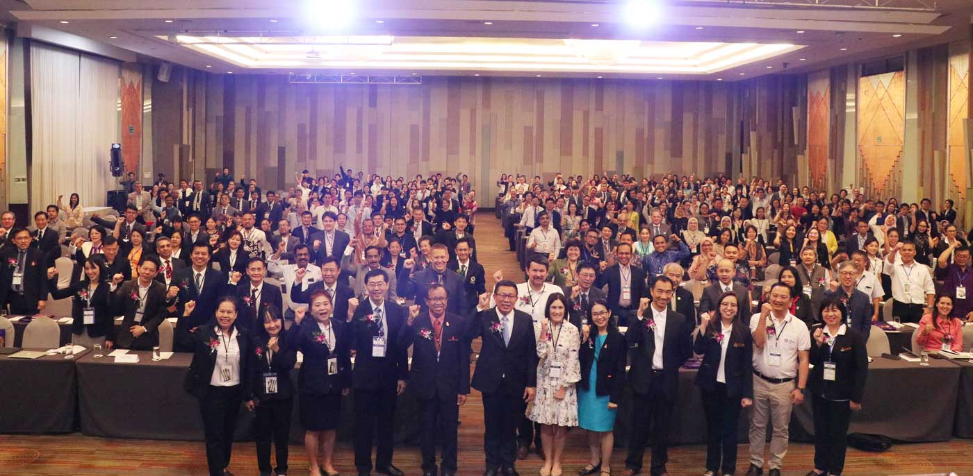 Governor of Khon Kaen province, the honorary delegates, executives of Khon Kaen University and Smile Train organization, and Head of Sub-committee of APCLPC 2019 were taken group photos with over 300 participants in the Main Hall